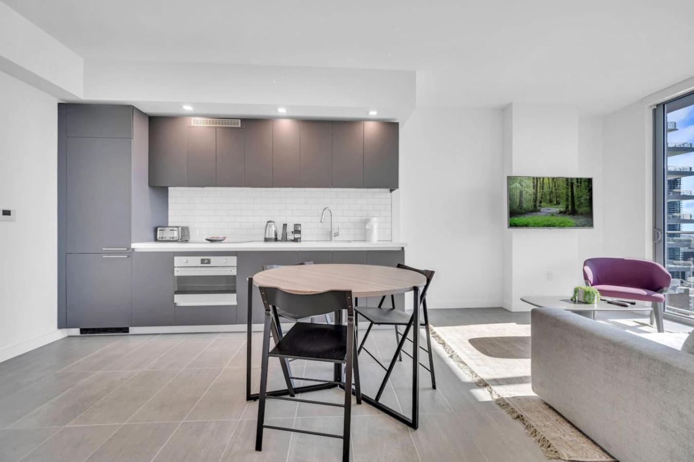 Stylish And Den Across From Bayside Apartment *