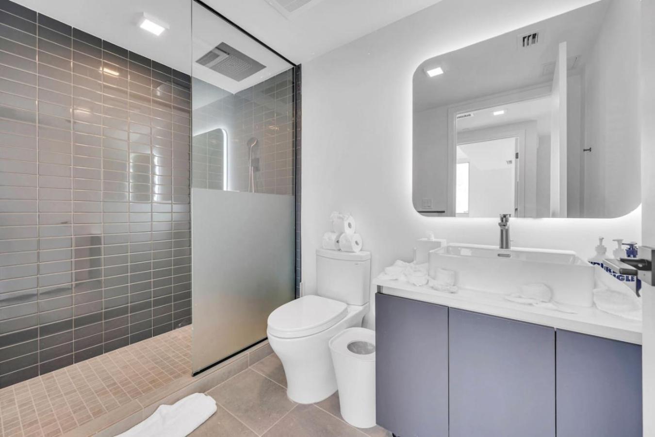 Apartment Stylish And Den Across From Bayside Miami