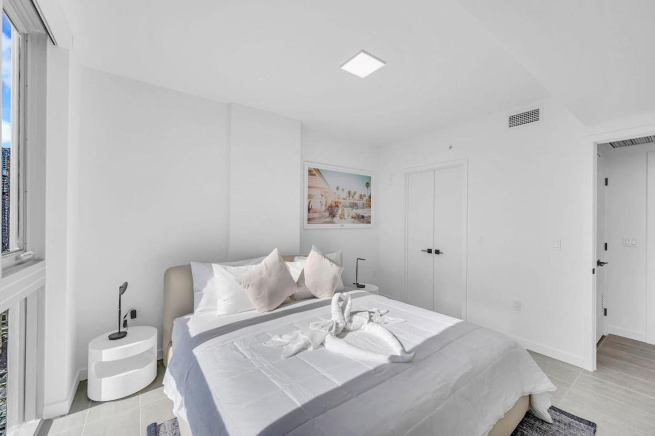 Stylish And Den Across From Bayside * Miami