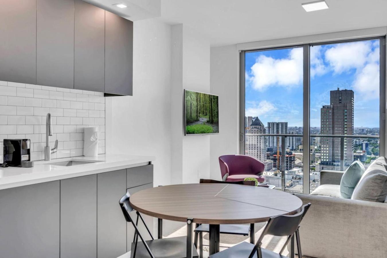 Stylish And Den Across From Bayside