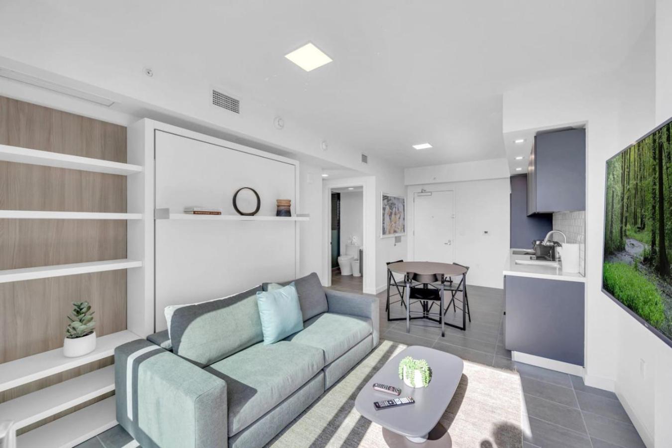 Apartment Stylish And Den Across From Bayside *