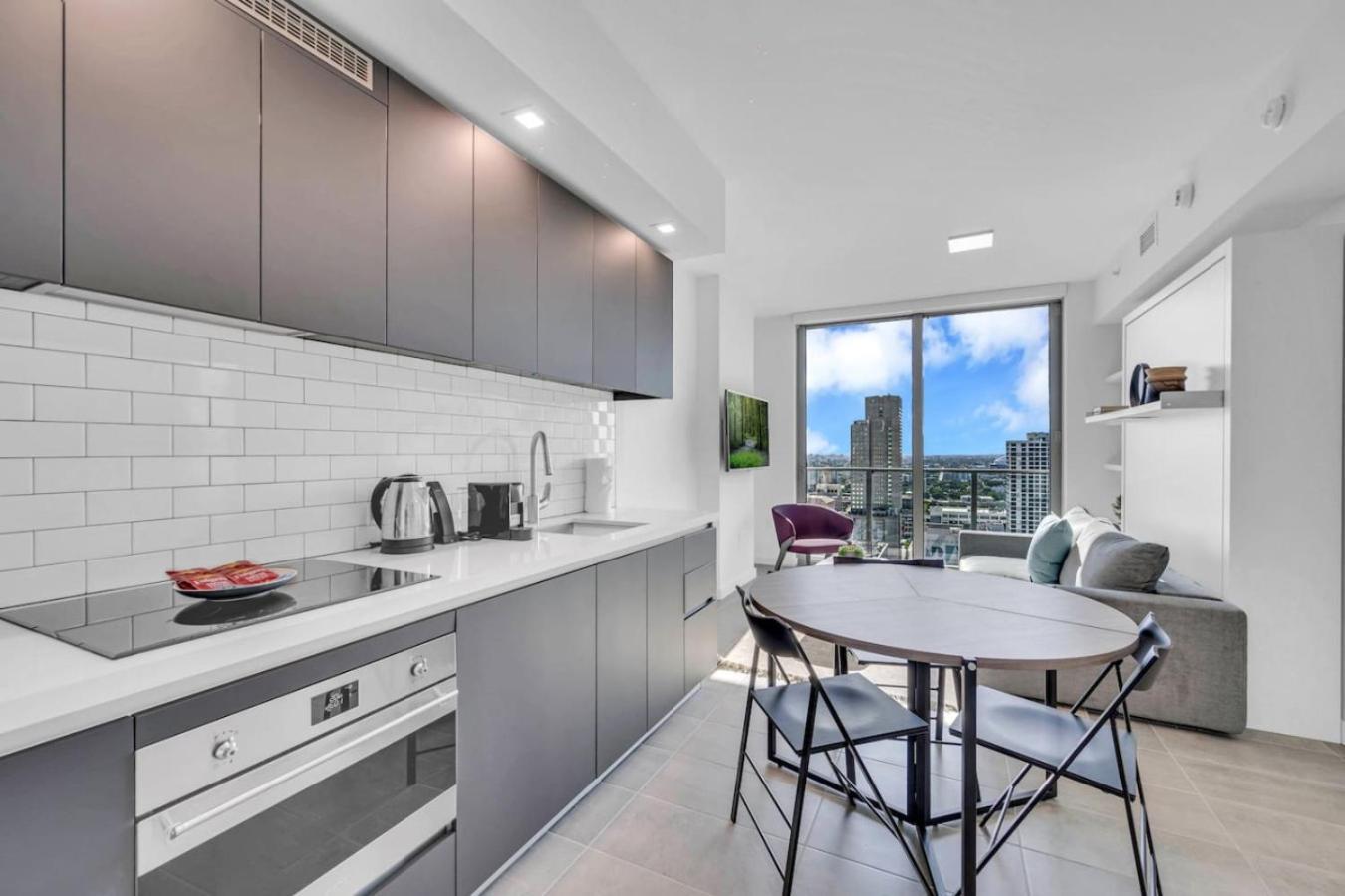 Stylish And Den Across From Bayside * Miami
