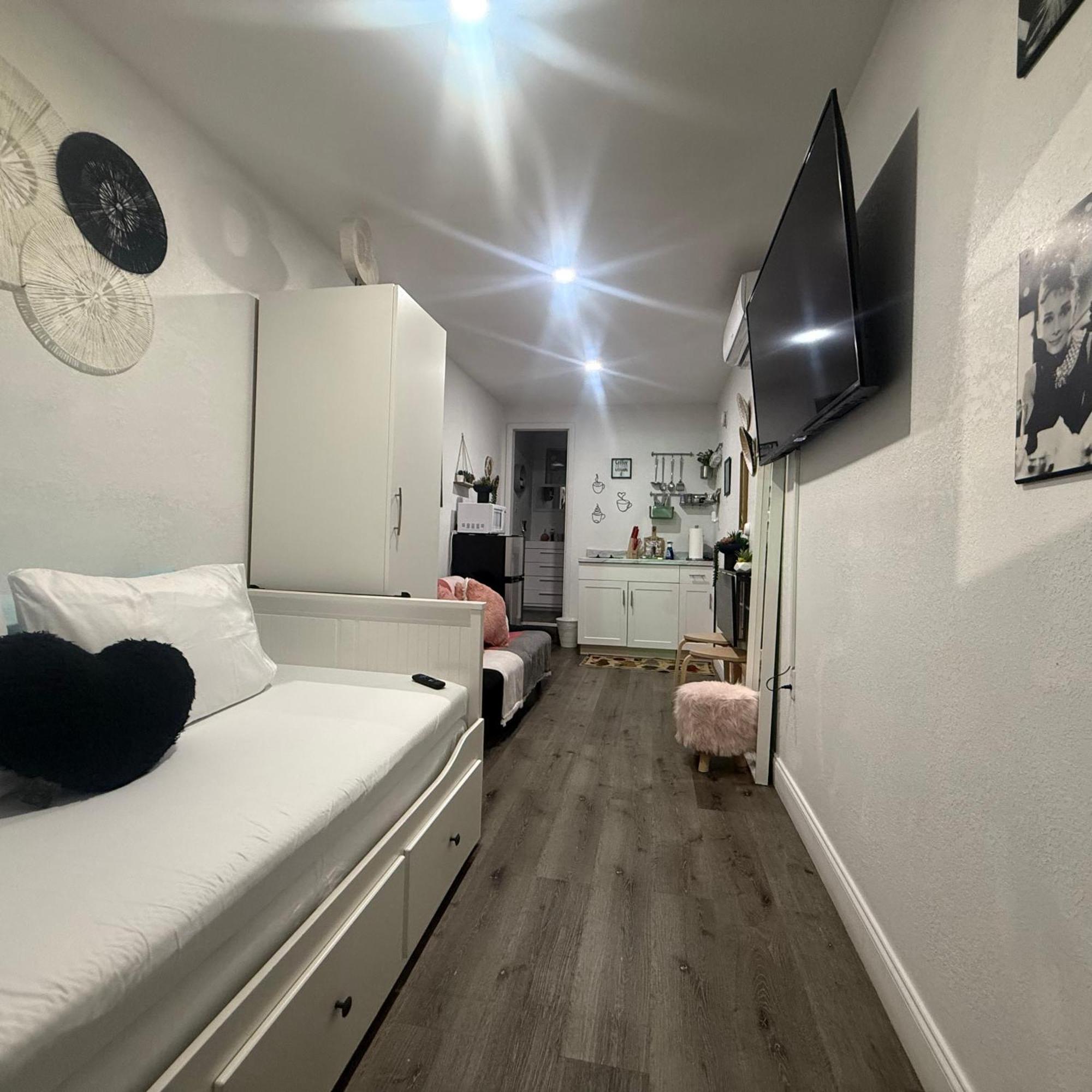 Tiny Place W Private Hot Jacuzzi 7 Min To International Airport Acomodação com café da manhã  *