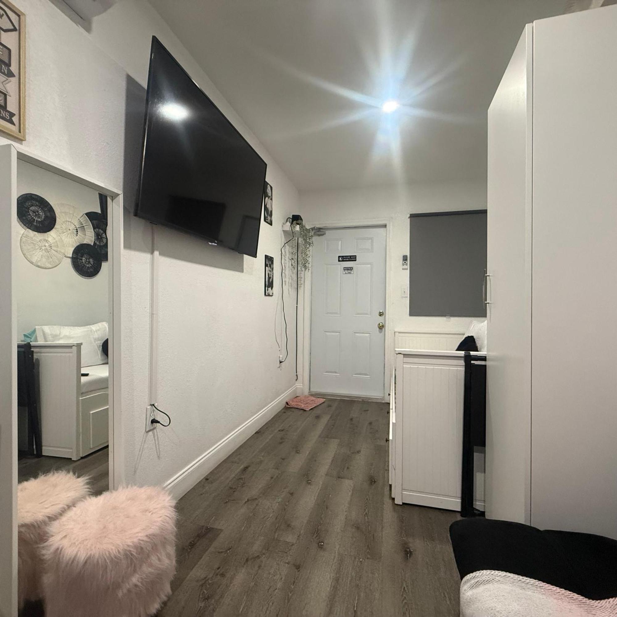 Acomodação com café da manhã  Tiny Place W Private Hot Jacuzzi 7 Min To International Airport *