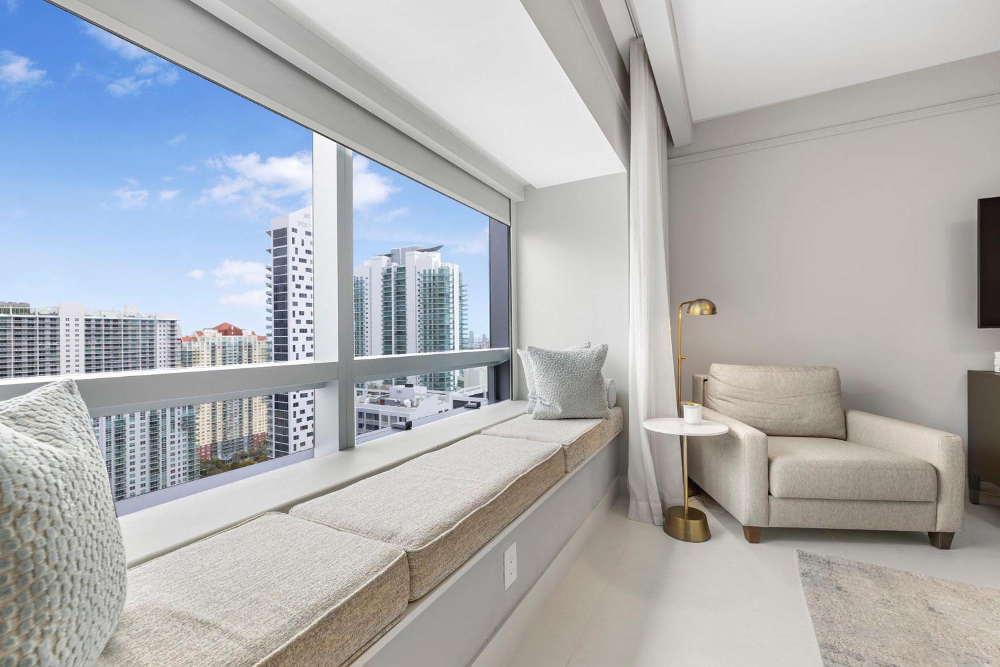 At 34th Floor! W Views From The Heights 4s Apartment