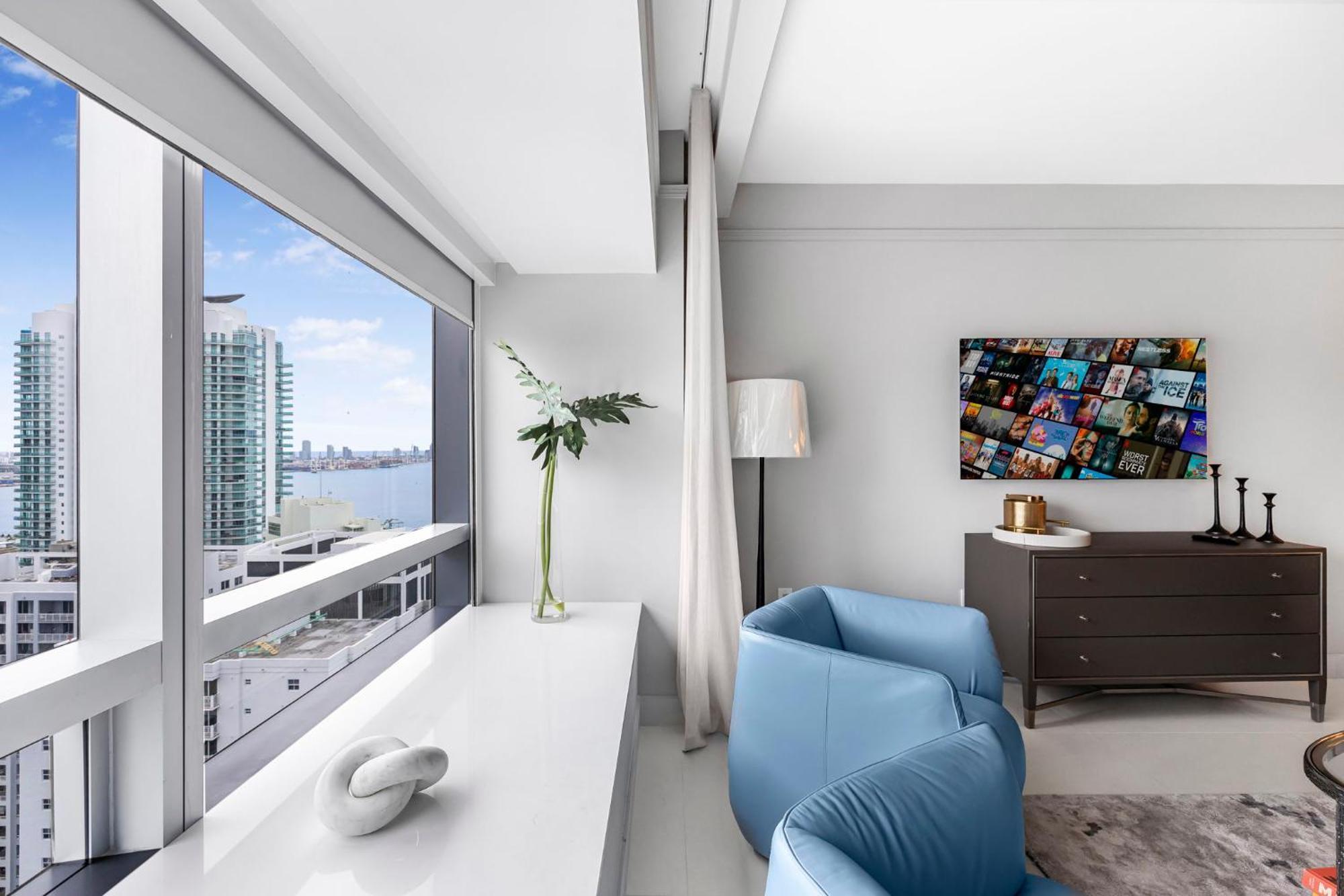Apartment At 34th Floor! W Views From The Heights 4s *