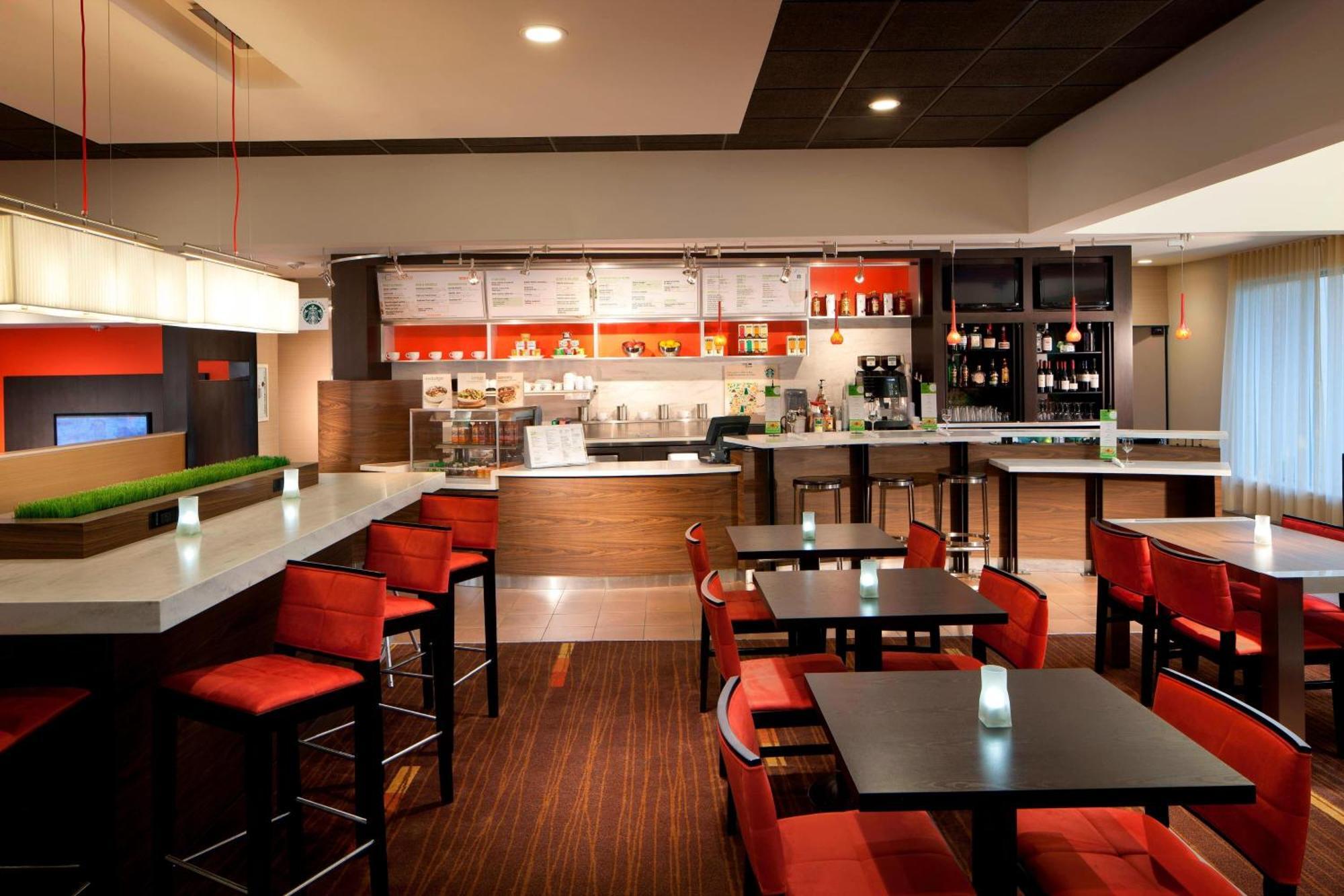 Courtyard Airport West Doral Hotel 3*