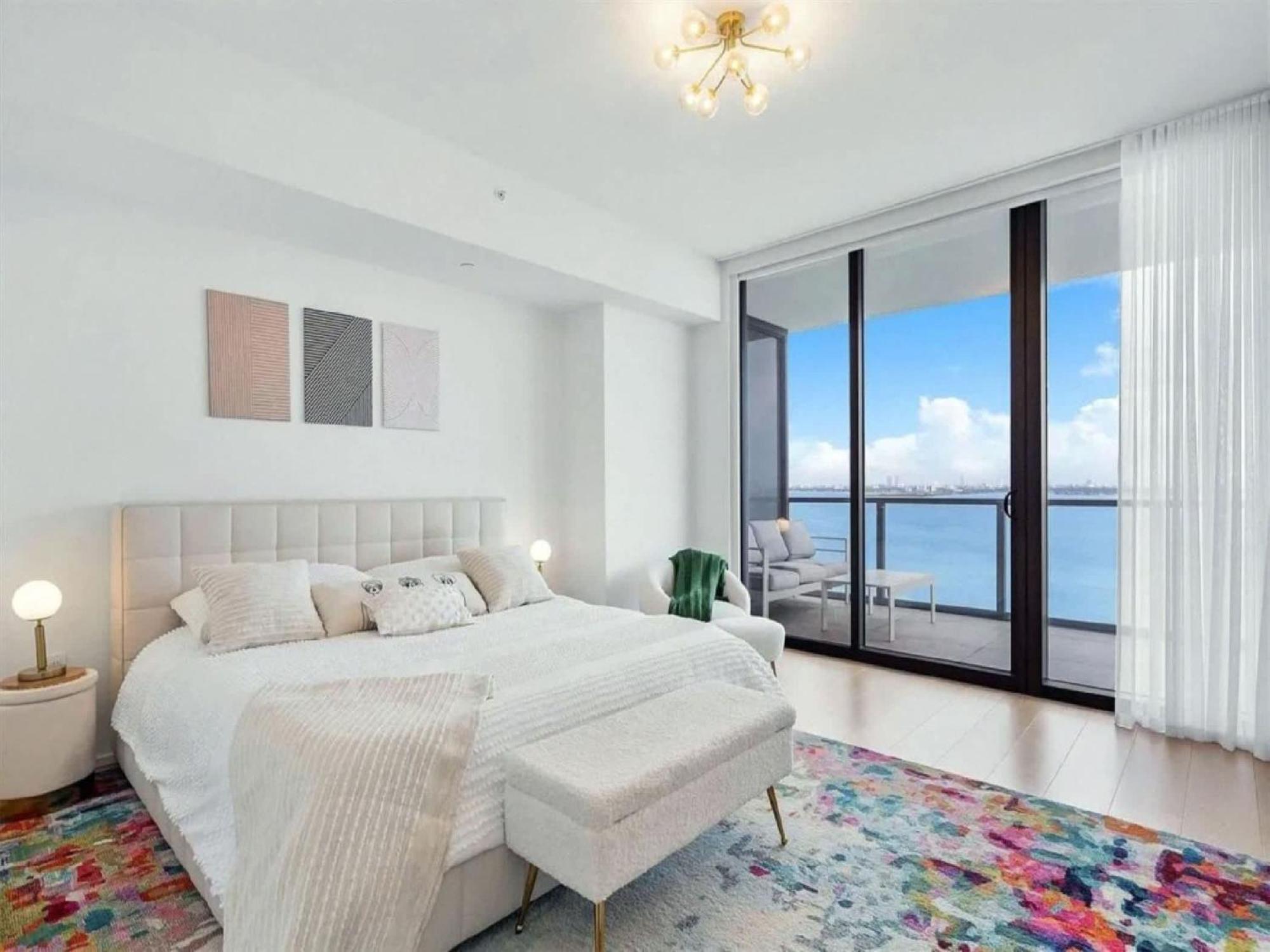 Sky With Bay Views In Edgewater Apartamento