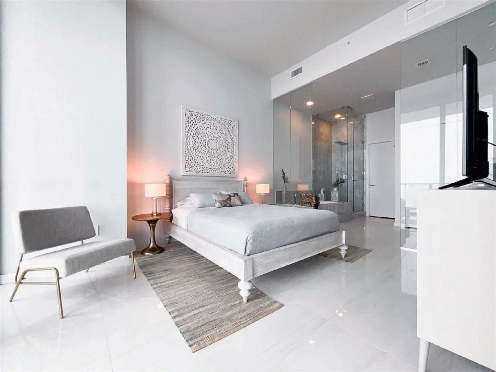 Apartment Penthouse With Bay Views In *