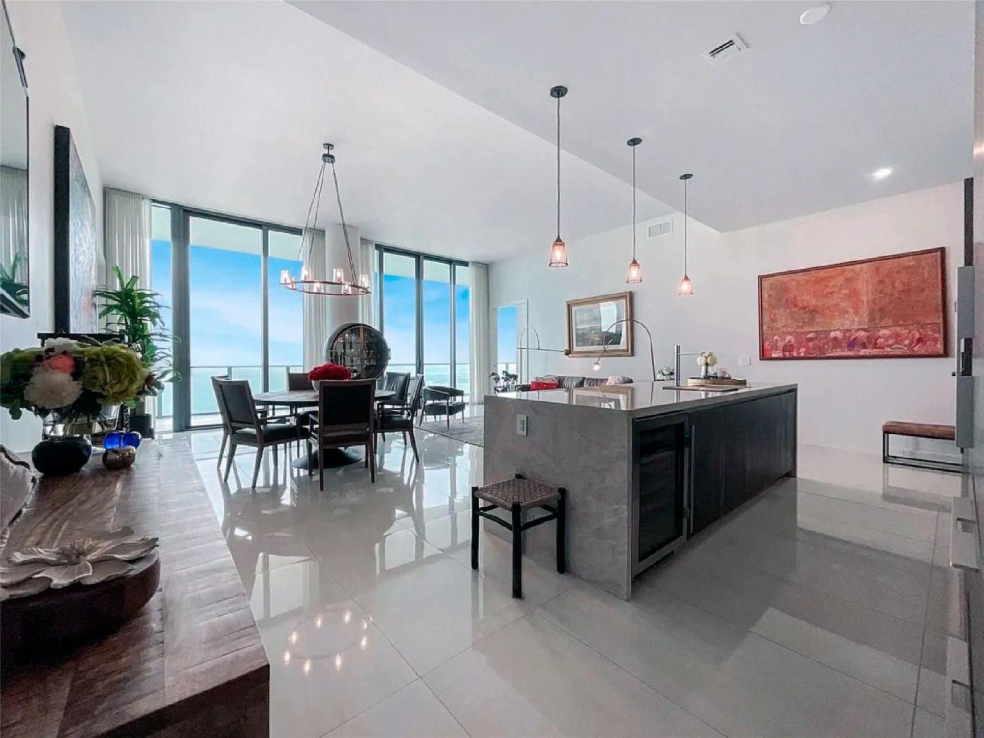 Penthouse With Bay Views In Apartment