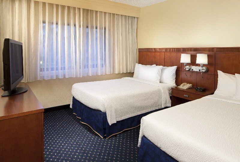 Courtyard Airport West Doral Hotel
