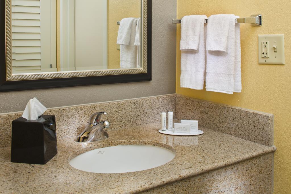 Hotel Courtyard Airport West Doral Miami