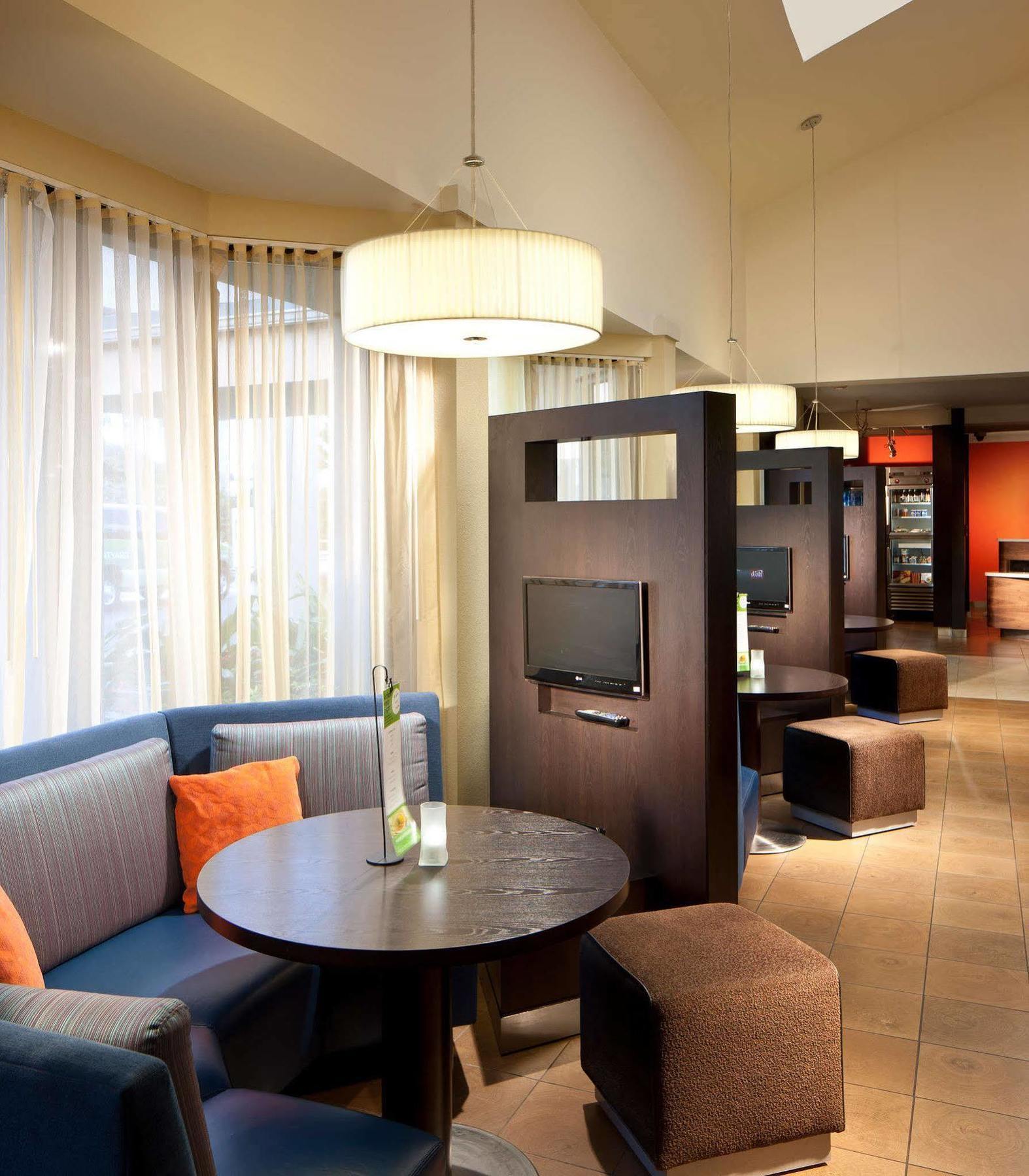 Courtyard Airport West Doral Hotel