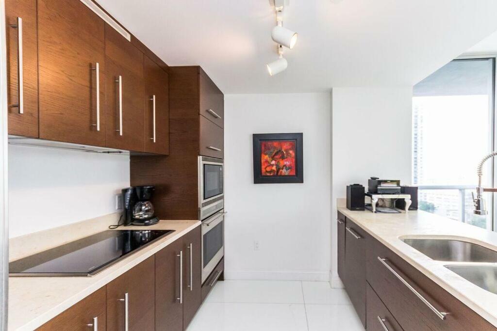 Luxury Waterfront In The Urban Oasis At Icon-brickell Free Apartment