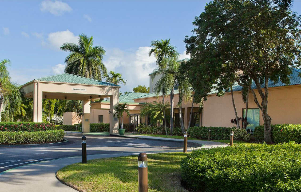 Courtyard Airport West Doral Hotel 3*
