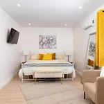 Beautiful Casita With King Bed And Private Patio Close To Calle 8, Mia Airport, Coral Gables