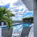 Spacious 2Bd 2Bth At Midblock