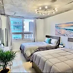 Spacious 2Bd 2Bth At Midblock