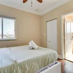 Spacious Miami Retreat With Grill, Pool And Dock!