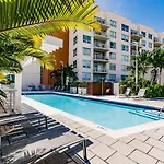Hang Ten- Large Townhome Lux Amenities Parking