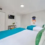 New Contempo Condo - Bay Views & All Amenities