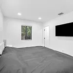 Upscale 3 Bedroom House In Centric Location - In Miami Shores