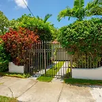 Entire Private Beautiful 2 Bedroom Plus Den House With Gated Front&Back Yard And Free Parking 10Min Drive To Miami Beach