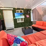 Vacay Spot Gables 4 To 23 Guest Gameroom 2 Kitchens 2 Bbq, 2 Bar, Backyard, Patio, Prime Loc! 6 Blocks Away From Bars, Nite Clubs, Res, Shops