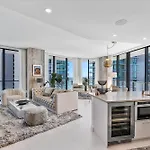 Posh Ocean View Penthouse - Heated Pool, Gym, Office! 10Mins Beach