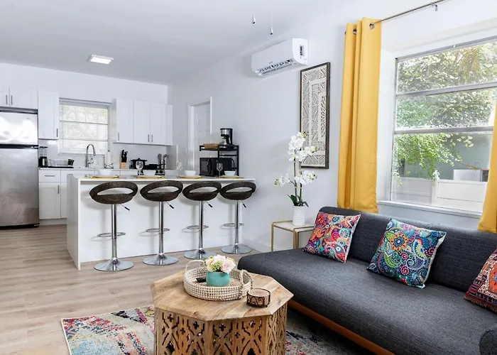 Beautiful Casita With King Bed And Private Patio Close To Calle 8, Mia Airport, Coral Gables