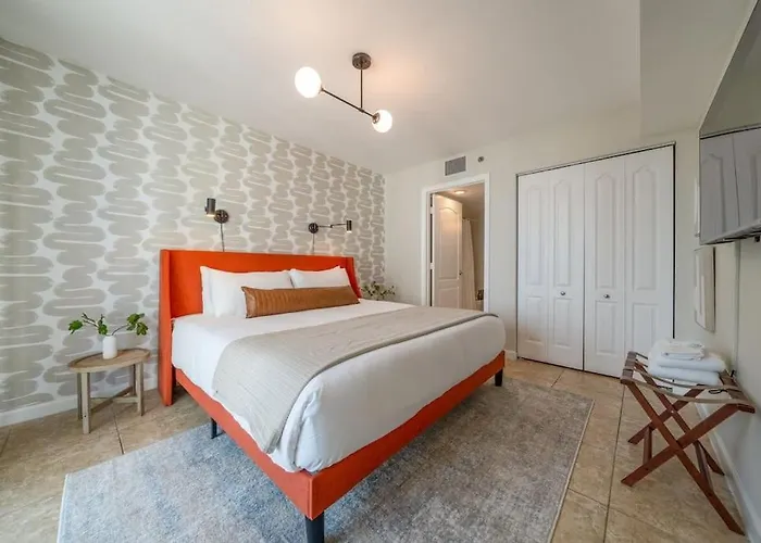 New Contempo Condo - Bay Views & All Amenities