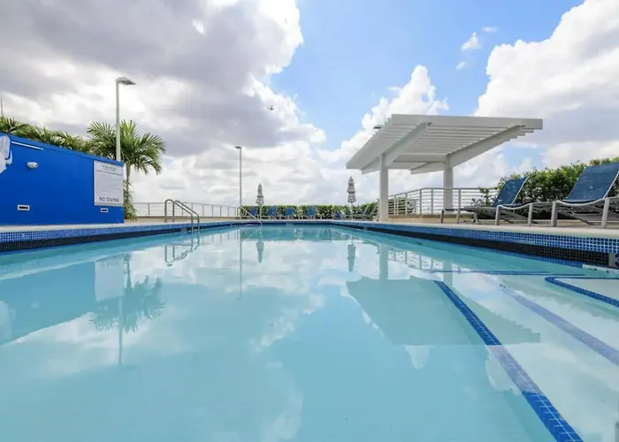 Spacious 2Bd 2Bth At Midblock