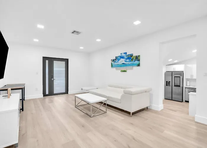 Upscale 3 Bedroom House In Centric Location - In Miami Shores