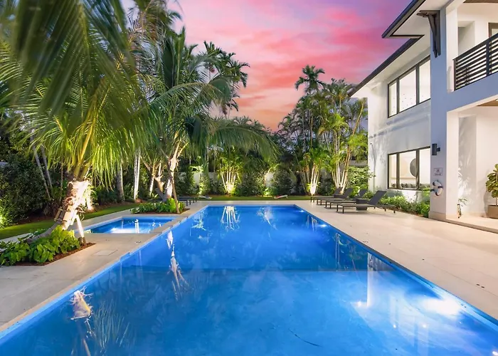 Villa In Coral Gables With Pool Jacuzzi Game Room