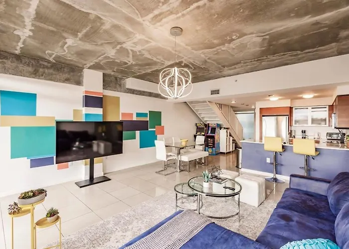 Hang Ten- Large Townhome Lux Amenities Parking