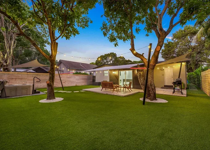 Modern Villa In Design District !