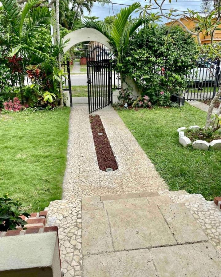 Seaside Haven: Gated 2-bedroom With Den And Parking Holiday home