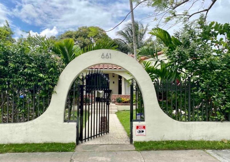 Seaside Haven: Gated 2-bedroom With Den And Parking Holiday home *