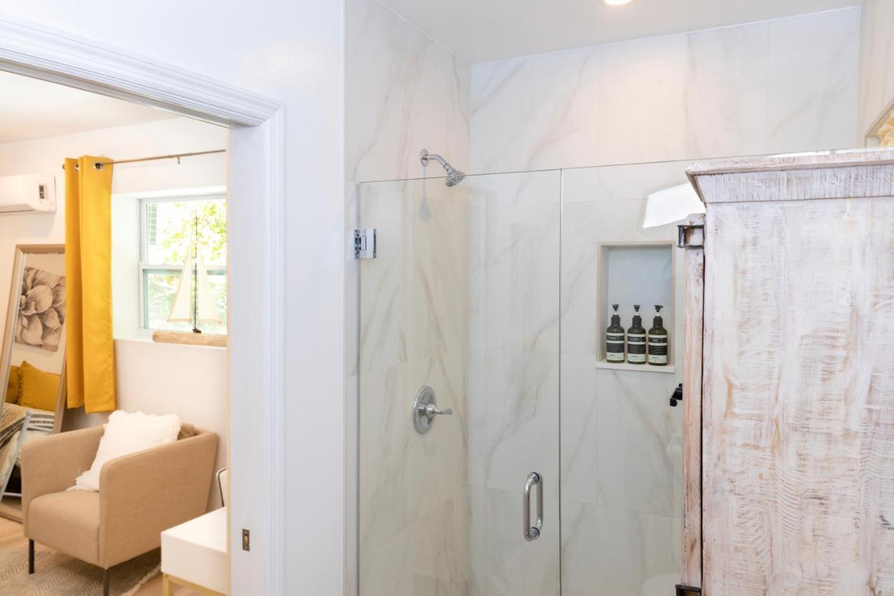 Beautiful Casita With King Bed And Private Patio Close To Calle 8, Mia Airport, Coral Gables Holiday home *