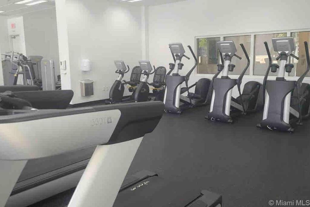 High Floor Unit Located In Brickell - Free Parking