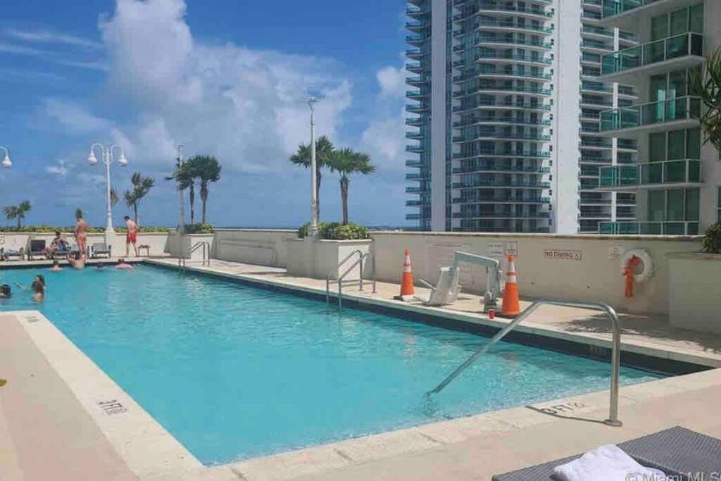 High Floor Unit Located In Brickell - Free Parking *