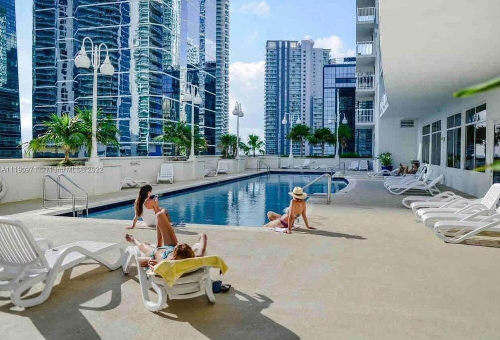 High Floor Unit Located In Brickell - Free Parking * Miami