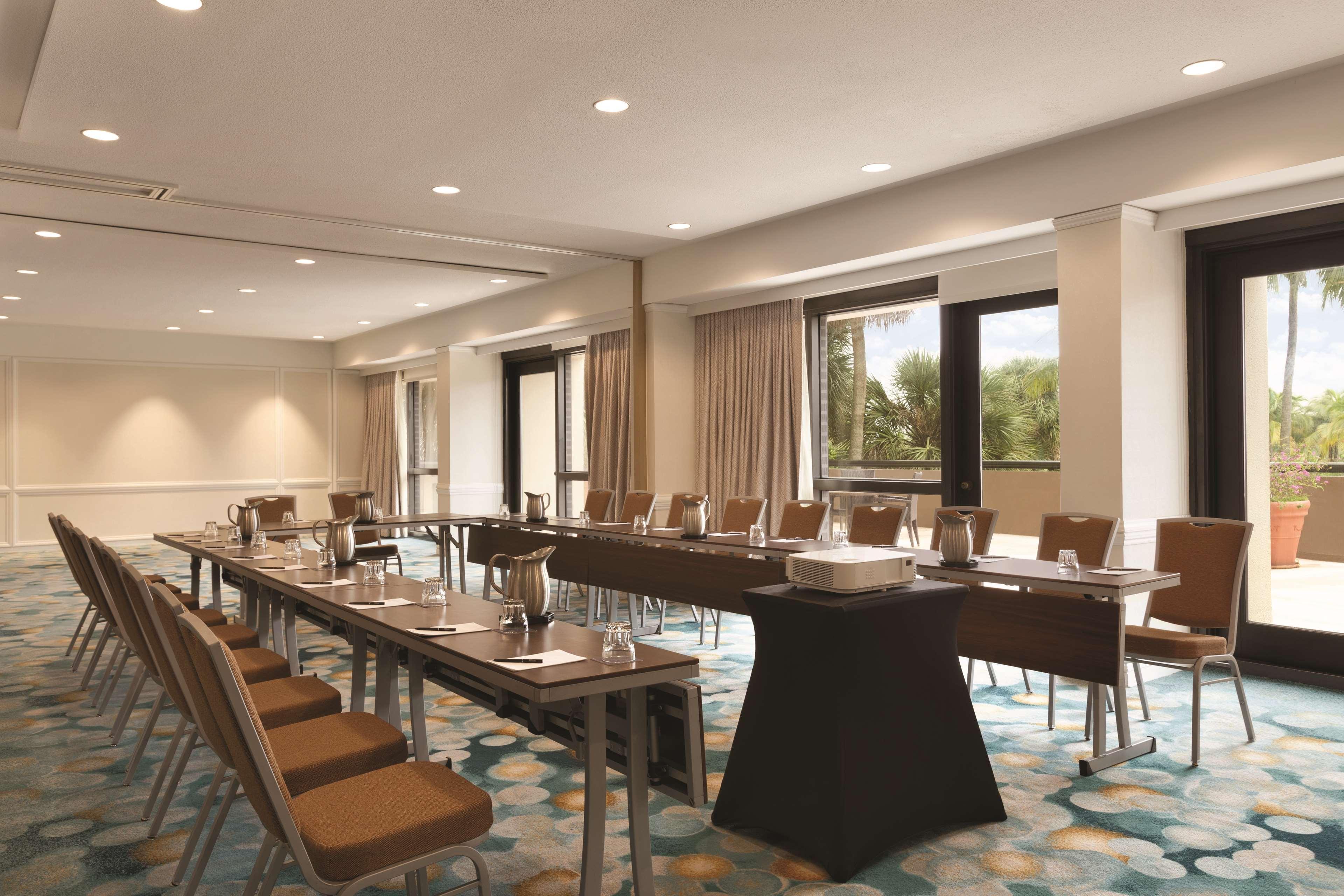 Hotel Hilton Airport Blue Lagoon 4*