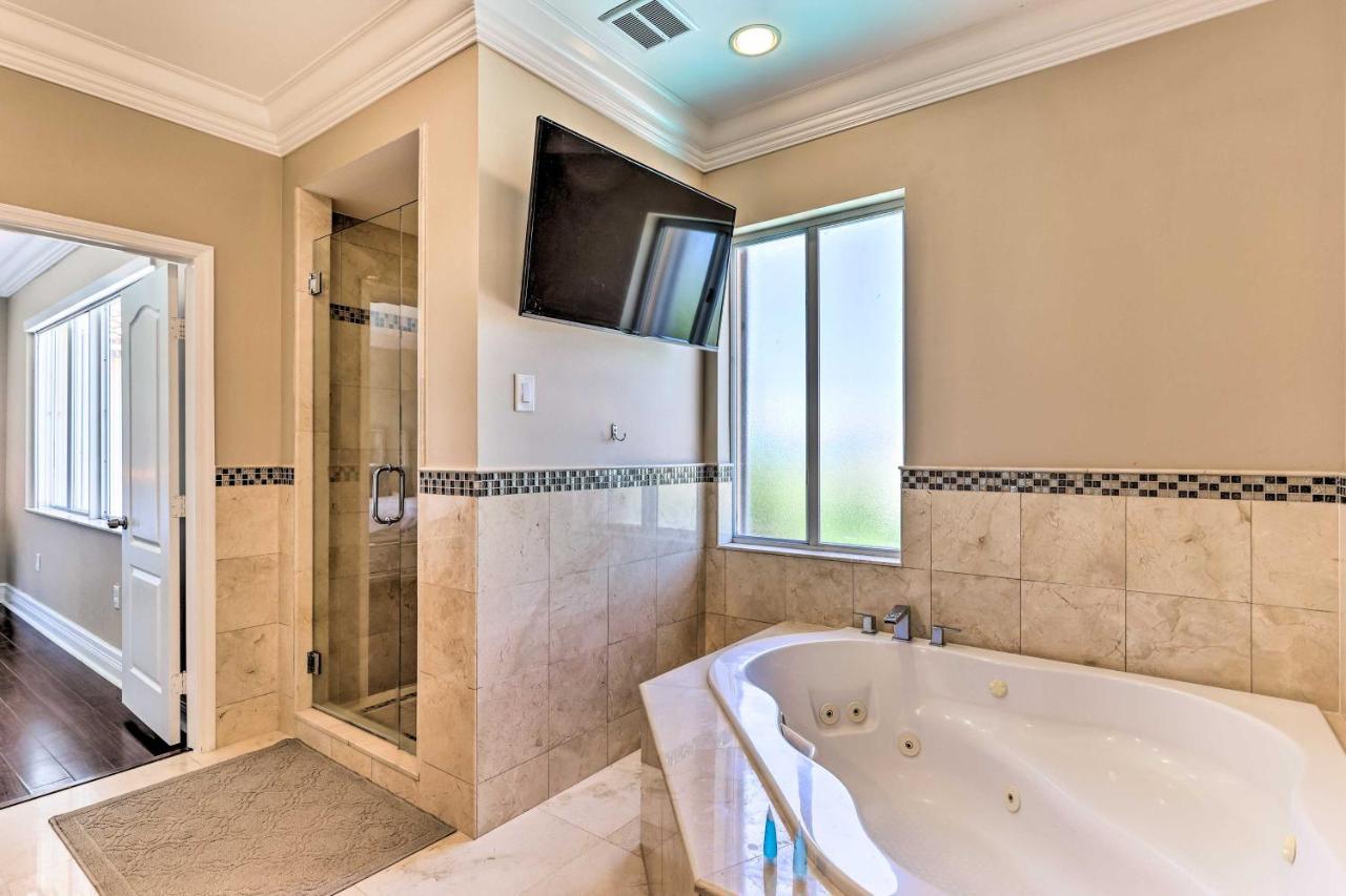 Spacious Retreat With Grill, Pool And Dock! Holiday home Miami