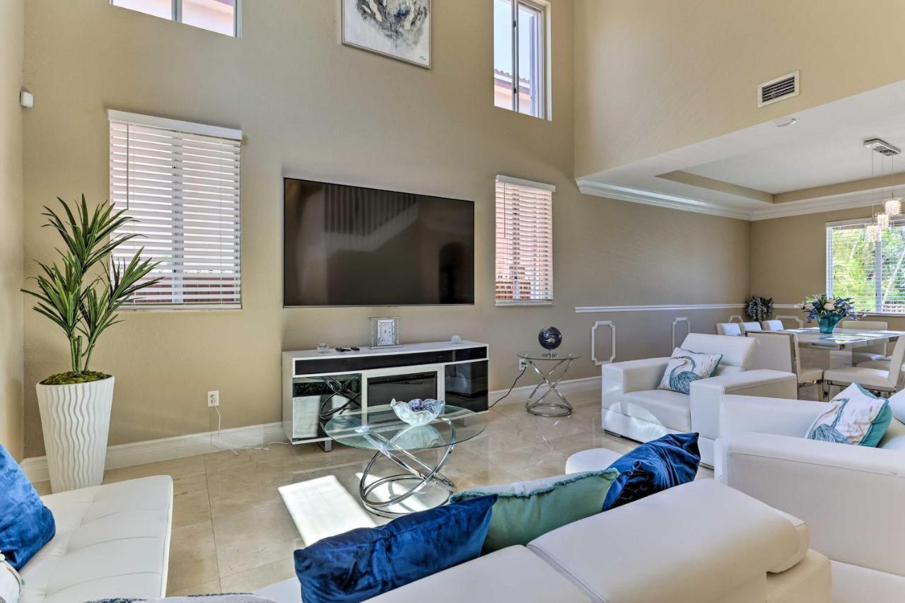 Spacious Retreat With Grill, Pool And Dock! Miami