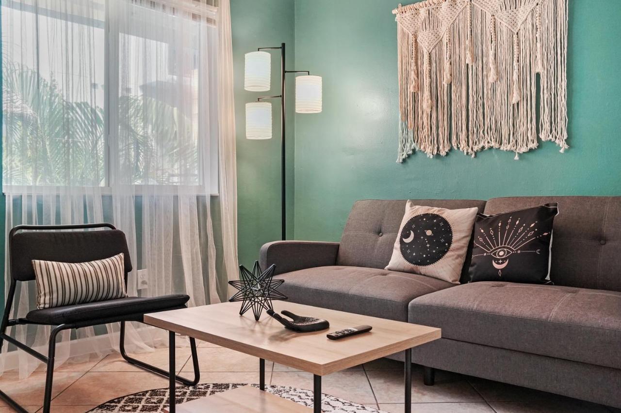 Specious 2 Bedroom Unit In Near Brickell Apartment *