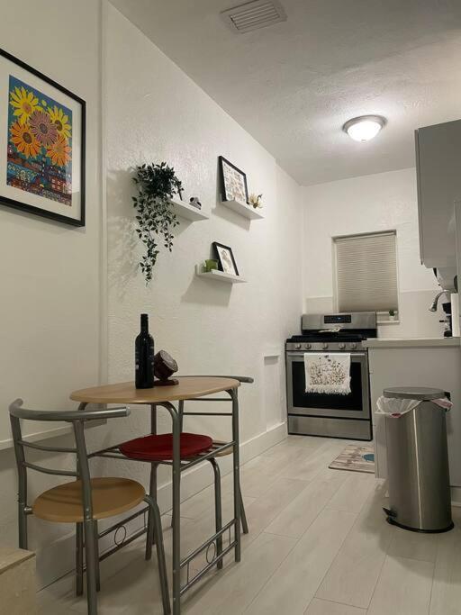 Comfortable Modern Apartment- Location. Miami