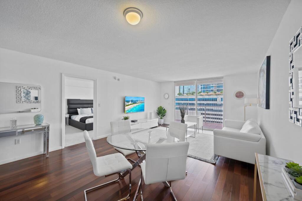 Superb Unit, Centrally Located With Parking *