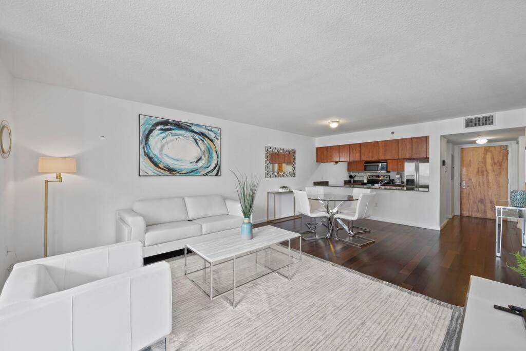 Apartment Superb Unit, Centrally Located With Parking