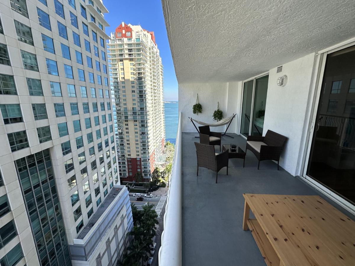 Apartment & Sea View+free Parking Modern